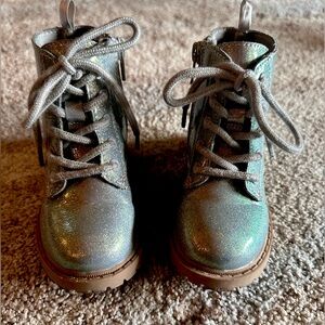 Used Old Navy Toddler Shiny Faux Shiny/Sparkly boots. Size 7